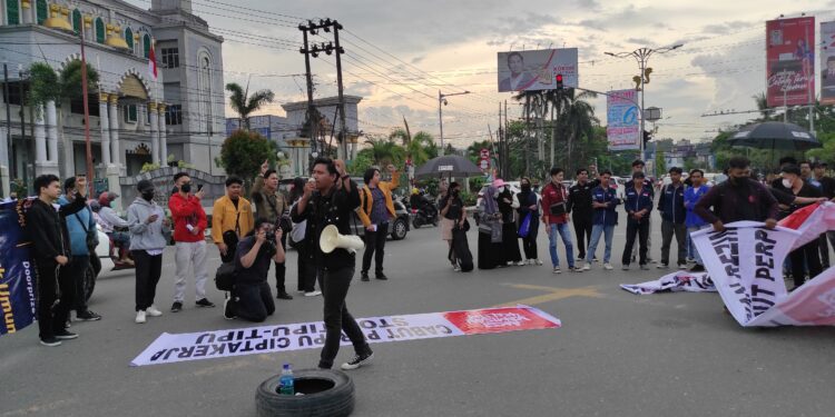 Aliansi Mahakam Aksi di Simpang Empat Lembuswana, Desak Cabut Perppu Kerja