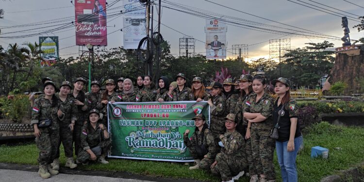 Laswan DPP LPADKT-KU Bagikan Takjil ke Masyarakat Samarinda Sebagai Bentuk Toleransi di Bulan Ramadhan