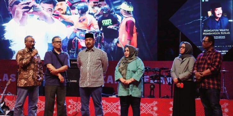 Buku “Mengayuh Waktu Membangun Kukar” Rekam Jejak Edi Damansyah Mulai Honorer Hingga Bupati