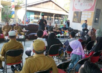 Pemkab Kukar Serahkan Honor Pengurus RT di Desa Tanah Genting Kukar 