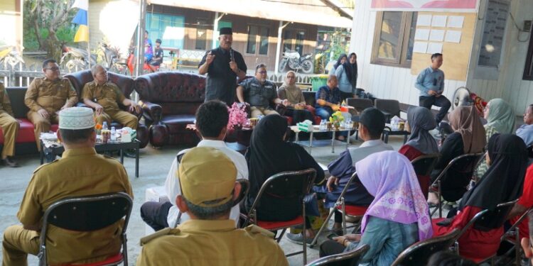 Pemkab Kukar Serahkan Honor Pengurus RT di Desa Tanah Genting Kukar 