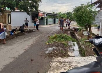 Jelang Musim Hujan Camat Sukono Minta Warga Bersihkan Parit