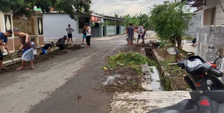 Jelang Musim Hujan Camat Sukono Minta Warga Bersihkan Parit