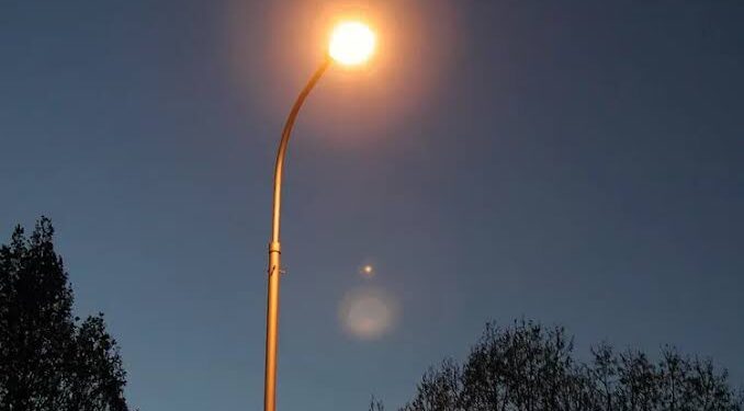 Lampu Jalan Terpasang, Kini 4 RT di Desa Tanjung Batu Tak Lagi Gelap