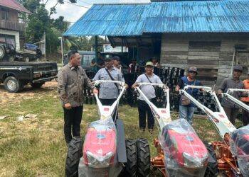 Seno Aji Serahkan Bantuan Hand Traktor Kepada 13 Kelompok Tani di Kecematan Tenggarong Seberang