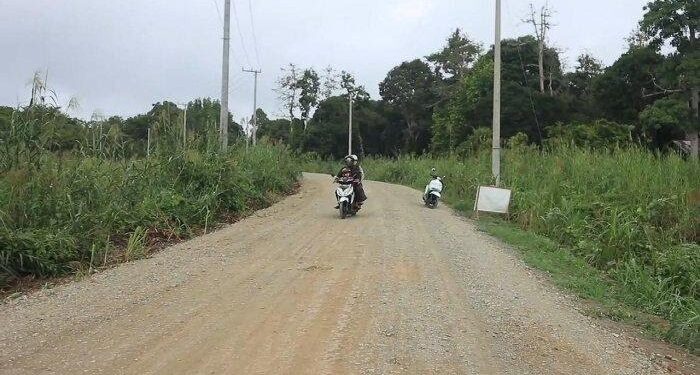 Tingkatkan Infrastruktur, Pemdes Loh Sumber Perbaiki Jalan Penghubung ke Empat Desa