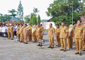 Apel Pagi Lingkungan Sekretariat DPRD Kaltim, Andrie Sampaikan Tertib Administrasi Kepada Pegawai