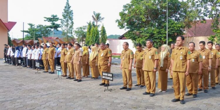 Apel Pagi Lingkungan Sekretariat DPRD Kaltim, Andrie Sampaikan Tertib Administrasi Kepada Pegawai
