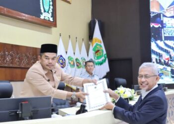Ranperda Trantibumlinmas Disahkan Menjadi Perda Oleh Pimpinan DPRD Kaltim Dalam Rapur ke-41