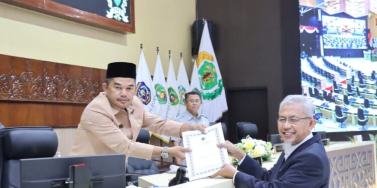 Ranperda Trantibumlinmas Disahkan Menjadi Perda Oleh Pimpinan DPRD Kaltim Dalam Rapur ke-41