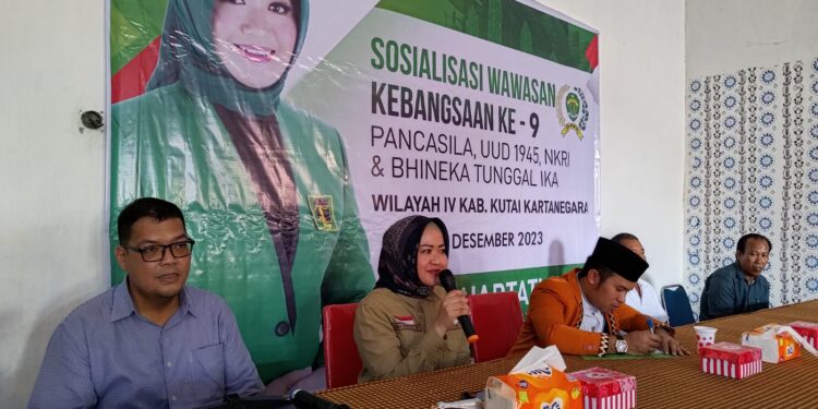 Sosbang di Desa Kahala, Anggota DPRD Kaltim Rima Hartati Ajak Masyarakat Jaga NKRI