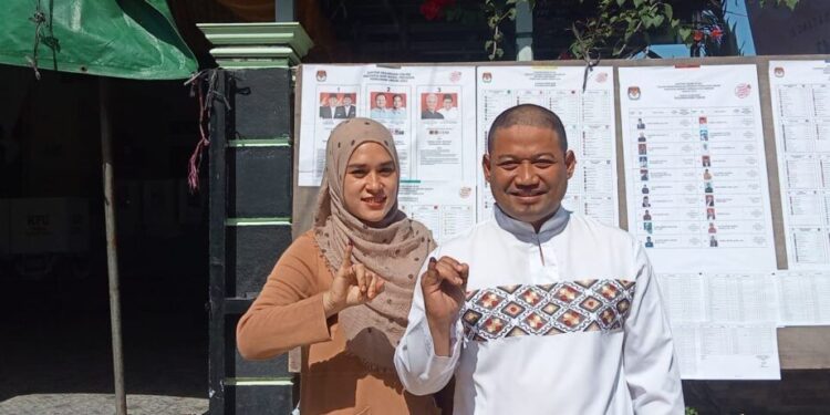 Ketua Komisi II DPRD Kota Samarinda dan Istrinya Mencoblos di TPS 42, Ajak Masyarakat Gunakan Hak Pilih pada Pemilu 2024