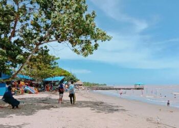 Libur Lebaran Membawa Ribuan Pengunjung ke Pantai Biru Desa Kersik