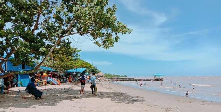 Libur Lebaran Membawa Ribuan Pengunjung ke Pantai Biru Desa Kersik