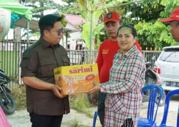 Wabup Kukar Rendi Solihin Salurkan Bantuan untuk Korban Kebakaran di Tenggarong