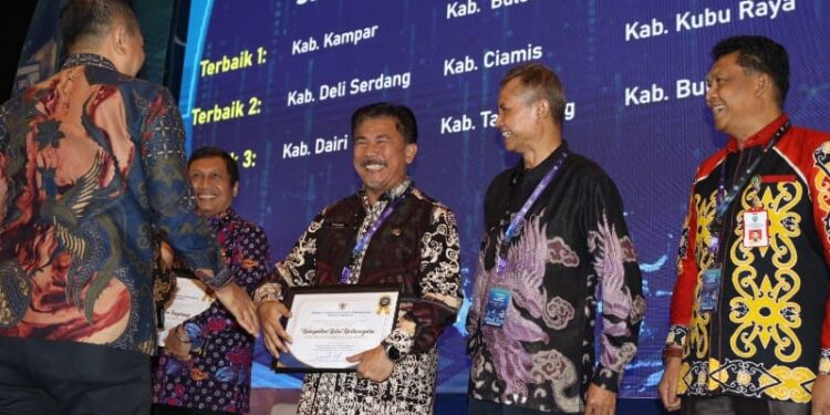 Pemkab Kutai Kartanegara Raih Penghargaan Terbaik I TP2DD 2024 Wilayah Kalimantan