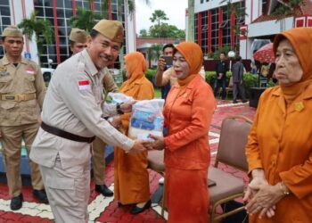 Upacara Hari Pahlawan di Kukar Dirangkai Penyerahan Bantuan untuk Janda Veteran