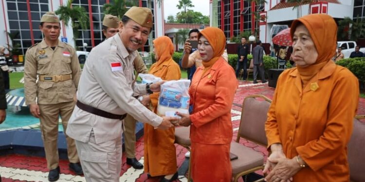 Upacara Hari Pahlawan di Kukar Dirangkai Penyerahan Bantuan untuk Janda Veteran