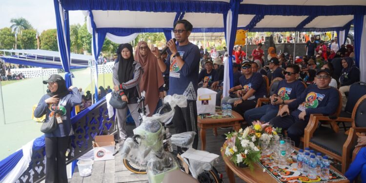 Membangun Semangat Kebersamaan Melalui Jalan sehat HUT Kutim