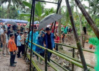 “Sepasang Kekasih” di Jembatan Baduy Kecil Pada Peringatan HKSN 2024