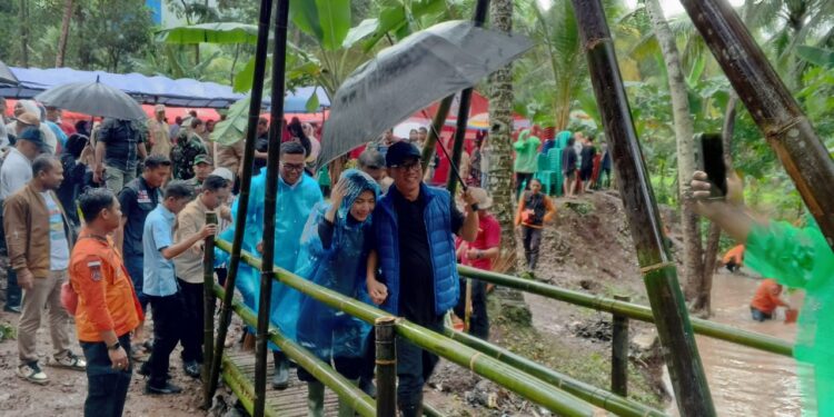 “Sepasang Kekasih” di Jembatan Baduy Kecil Pada Peringatan HKSN 2024