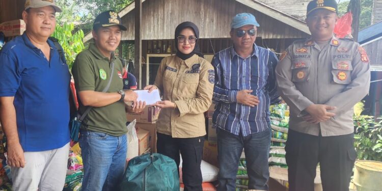 Pasca Kebakaran, Warga Batu Ampar Terima Bantuan dari DPRD Kutai Timur