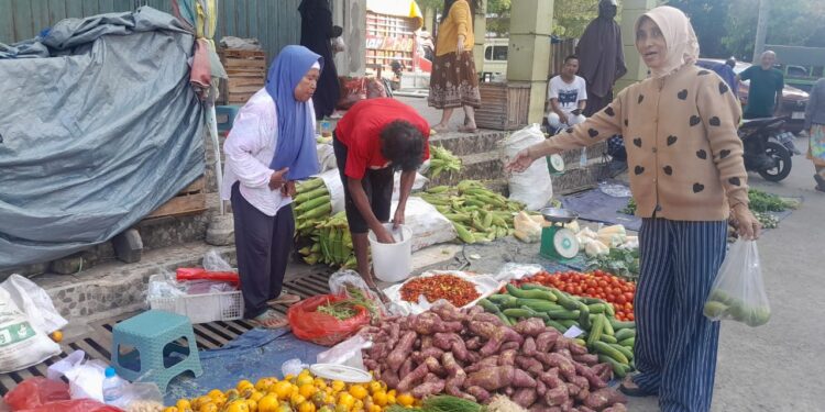 ASN Wajib Belanja Harian di Pasar Mangkurawang