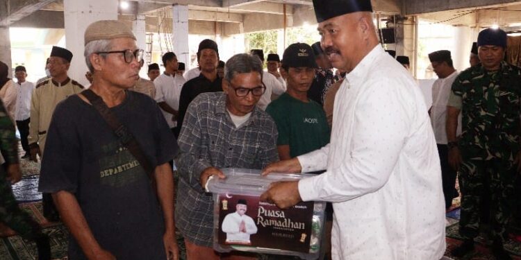Bupati Edi Damansyah Dukung Pendidikan Santri, Serahkan Bantuan dalam Bukber Ramadan