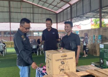 Realisasikan Aspirasi Rakyat, Baharuddin Demmu Serahkan Bantuan Kepada 3 Kelompok UMKM di Muara Jawa Ulu