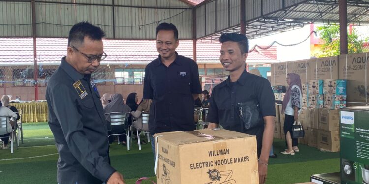 Realisasikan Aspirasi Rakyat, Baharuddin Demmu Serahkan Bantuan Kepada 3 Kelompok UMKM di Muara Jawa Ulu