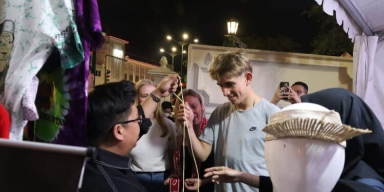 Turis Mancanegara Coba Kuliner Khas Kutai di Eroh Bebaya 2025, Disuguhkan Langsung oleh Wabup Rendi Solihin