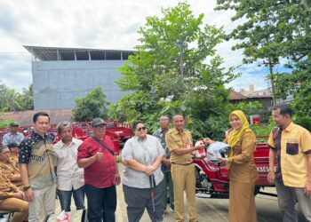 Wakil Ketua DPRD Kaltim Ananda Emira Moeis Serahkan Motor Angkut Sampah Untuk 26 RT di Samarinda
