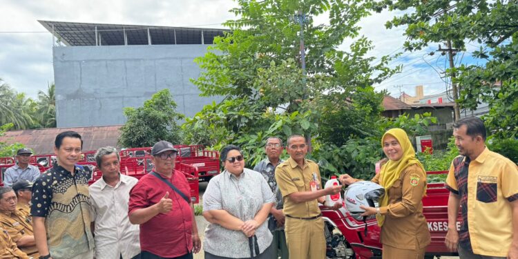 Wakil Ketua DPRD Kaltim Ananda Emira Moeis Serahkan Motor Angkut Sampah Untuk 26 RT di Samarinda