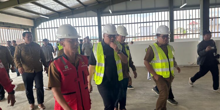 Bupati Kukar Aulia Rahman Basri Tinjau Progres Pasar Tangga Arung, Target Rampung Akhir Tahun Ini