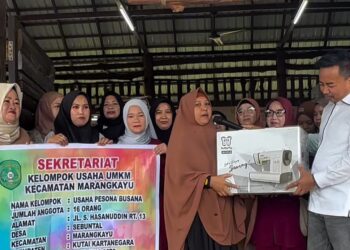 Kerja untuk Rakyat: Baharuddin Demmu Salurkan Ratusan Bantuan Alat UMKM di Marangkayu