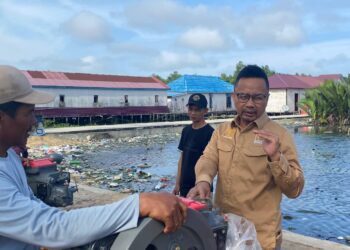 Komitmen Tingkatkan Kesejahteraan Nelayan Pesisir: Baharuddin Demmu Serahkan Puluhan Unit Mesin Diesel untuk Tiga Kelompok Nelayan di Kuala Samboja