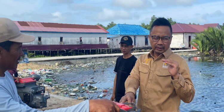 Komitmen Tingkatkan Kesejahteraan Nelayan Pesisir: Baharuddin Demmu Serahkan Puluhan Unit Mesin Diesel untuk Tiga Kelompok Nelayan di Kuala Samboja