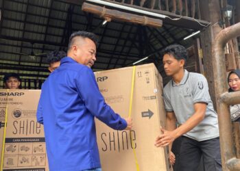 Selalu Dekat dengan Rakyat: Baharuddin Demmu Serahkan Bantuan UMKM Tahap Kedua di Marangkayu