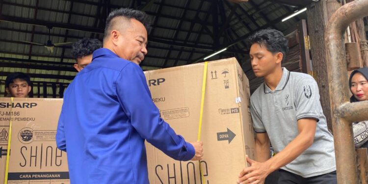 Selalu Dekat dengan Rakyat: Baharuddin Demmu Serahkan Bantuan UMKM Tahap Kedua di Marangkayu