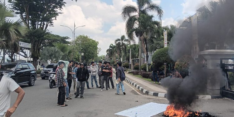 AMAK Kaltim Gelar Aksi Protes di Kantor Gubernur, Soroti Dugaan KKN di Lingkungan Pemprov