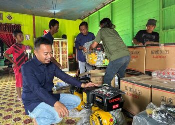 Baharuddin Demmu Salurkan 54 Mesin Ketinting untuk 5 Kelompok Nelayan di Muara Kaman