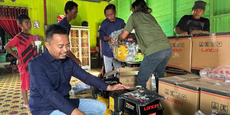 Baharuddin Demmu Salurkan 54 Mesin Ketinting untuk 5 Kelompok Nelayan di Muara Kaman