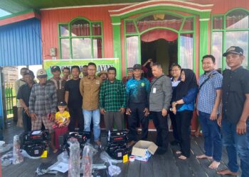 Baharuddin Demmu Salurkan Puluhan Unit Bantuan Mesin Ketinting untuk Nelayan Muara Muntai dan Sebulu