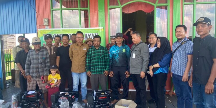 Baharuddin Demmu Salurkan Puluhan Unit Bantuan Mesin Ketinting untuk Nelayan Muara Muntai dan Sebulu