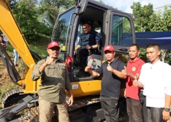 Petani di Kukar Dapat Bantuan Alat Berat untuk Tingkatkan Produktivitas