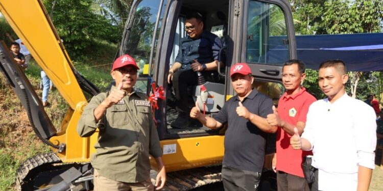 Petani di Kukar Dapat Bantuan Alat Berat untuk Tingkatkan Produktivitas