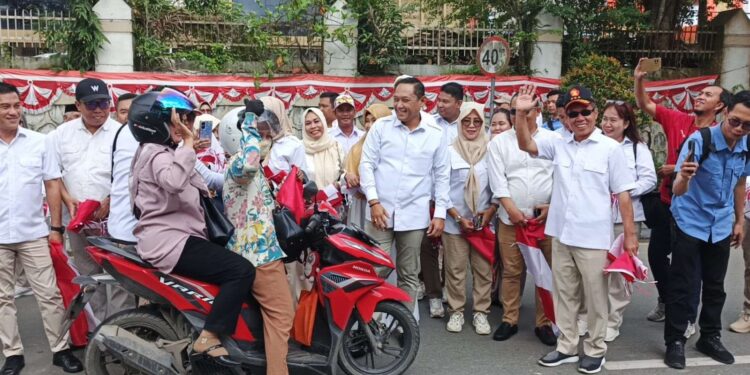 Ketua DPRD Samarinda Ajak Masyarakat Perkuat Semangat Kemerdekaan Lewat Pembagian Bendera
