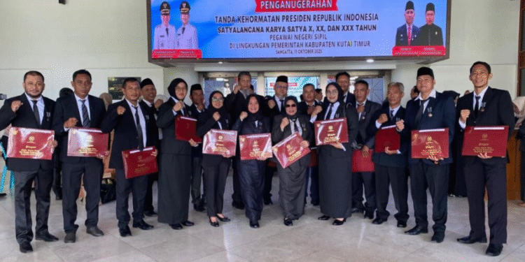 Satyalancana Karya Satya Presiden RI Disematkan kepada 21 PNS Damkar Kutim