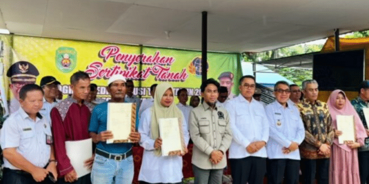 Pembangunan Wilayah Perbatasan, Pemkab Kutim Bagi 83 Sertifikat Tanah di Martadinata