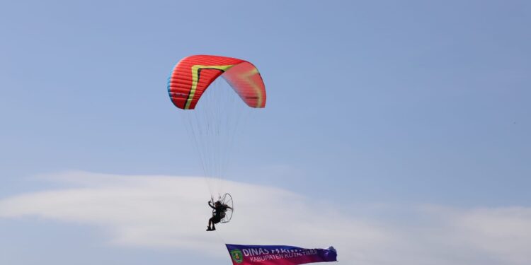 Langit Sekerat Bersiap Mengudara, Bupati Kutim Bidik Status Pusat Paralayang Nasional